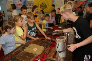 Уроки мужества и патриотические выставки прошли в Астраханском детском лагере «Чудотворы» II смены